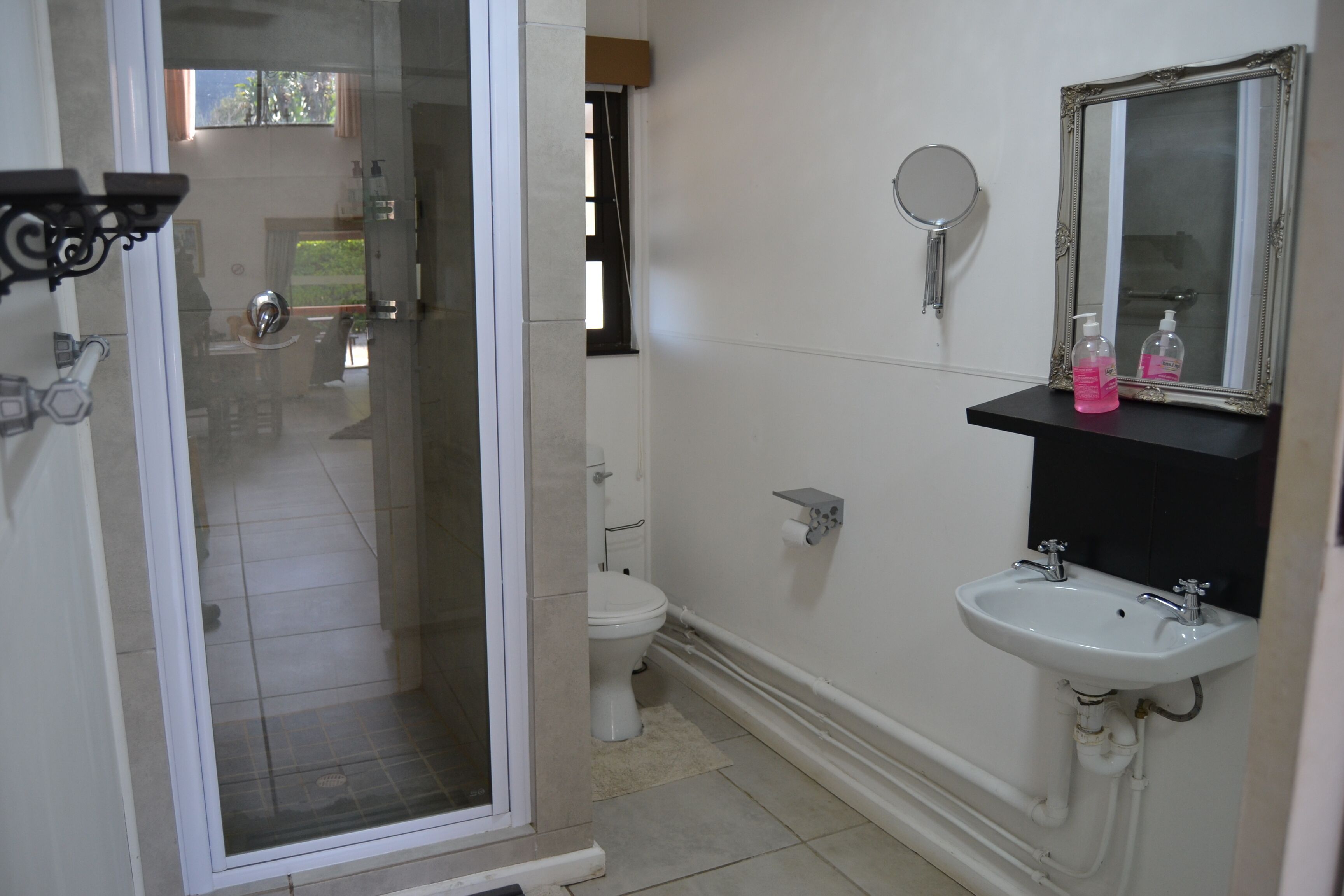 Een douche, gratis toiletartikelen, een haardroger, handdoeken