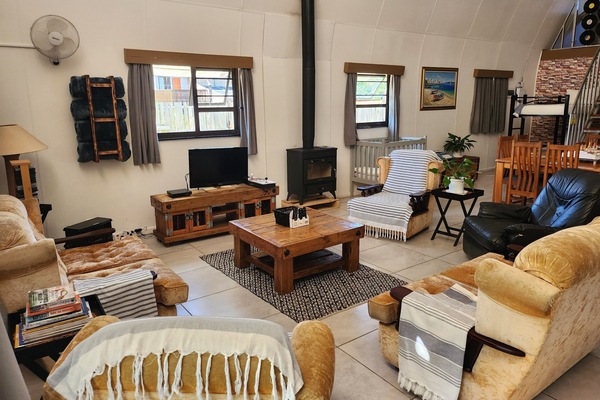 50-tums LED-tv med satellitkanaler, eldstad och en tv-spelskonsol