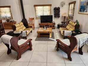 50-Zoll-LED-Fernseher mit Satellitenempfang, Kamin, Videospielkonsole