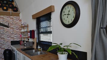 Perhemökki, 3 makuuhuonetta | Yksityinen keittiö | Täysikokoinen jääkaappi, mikroaaltouuni, liesi, astianpesukone