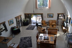 50-Zoll-LED-Fernseher mit Satellitenempfang, Kamin, Videospielkonsole