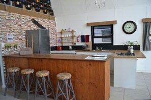 Een koelkast met diepvriezer, een microgolfoven, een kookplaat