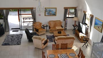 Familien-Ferienhütte, 3 Schlafzimmer | Wohnbereich | 50-Zoll-LED-Fernseher mit Satellitenempfang, Kamin, Videospielkonsole