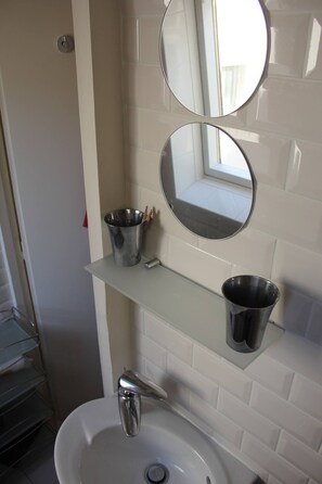 Douche, sèche-cheveux, serviettes fournies, savon