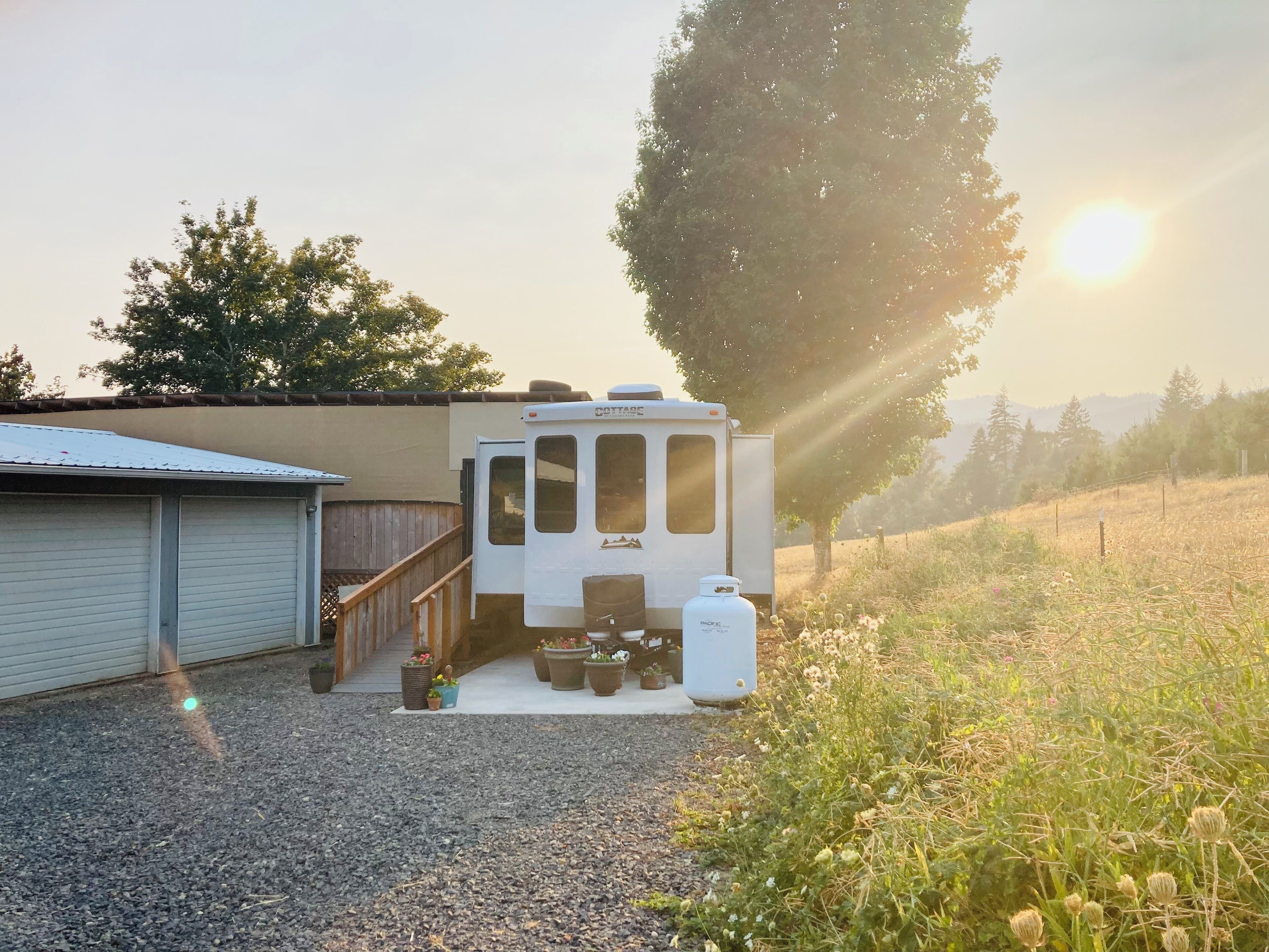 Glamping at Coyote Ridge! Camp out in style in a luxury cottage RV! W/firepit 