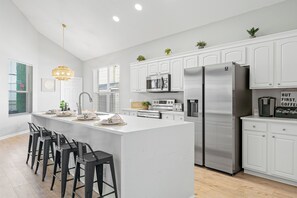 Een koelkast, een magnetron, een oven, een kookplaat