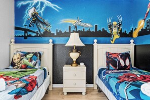 6 soverom, skrivebord, strykejern/-brett og reiseseng for barn