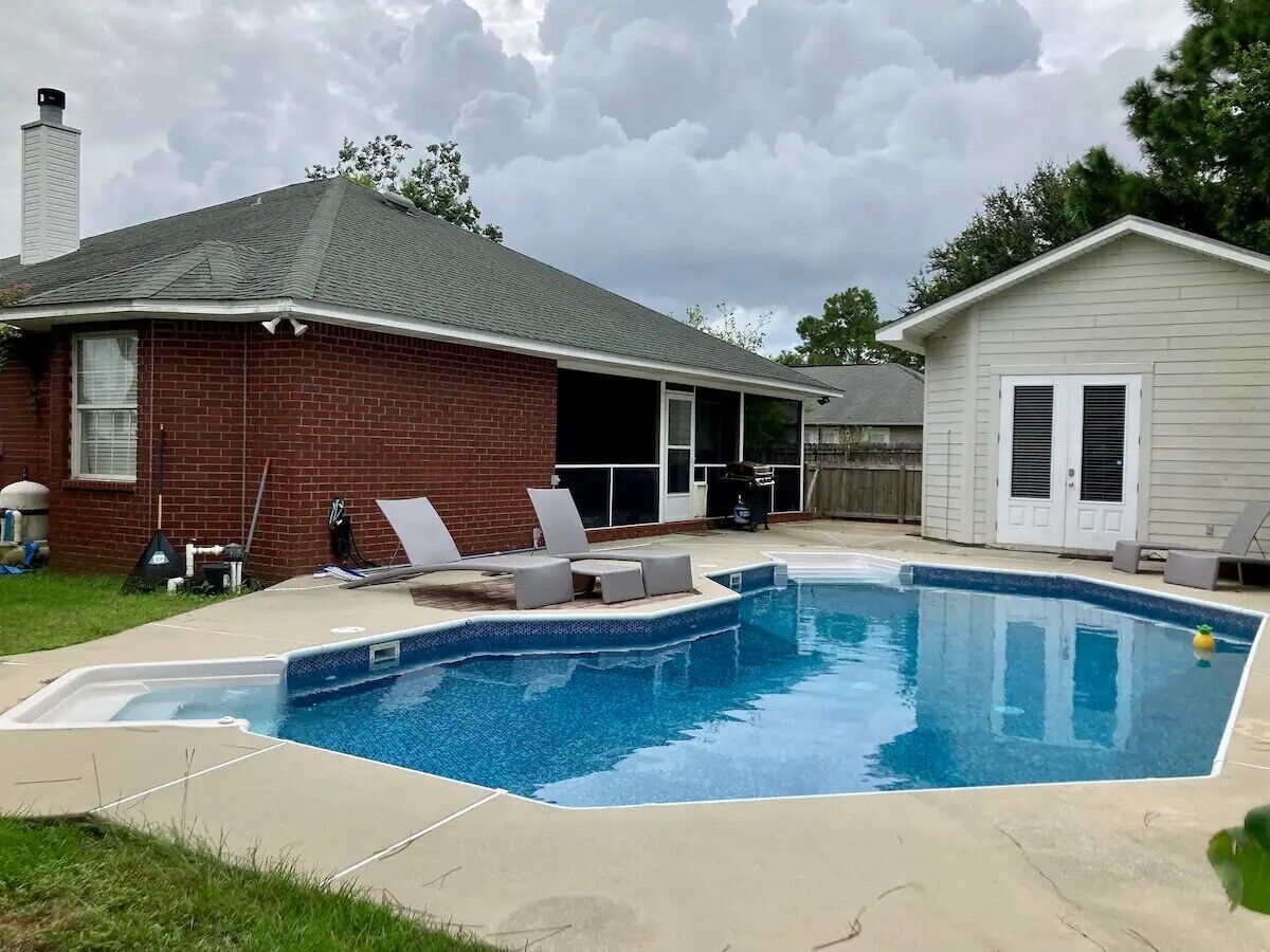 Poolside Beach Getaway w/separate Guest House close to Pensacola Beach