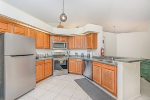 Fridge, microwave, oven, stovetop - Cozy Kissimmee Retreat with Private Pool, Near Disney & Universal Studios (Kissimmee)