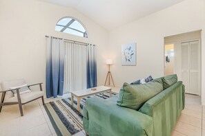 TV - Cozy Kissimmee Retreat with Private Pool, Near Disney & Universal Studios (Kissimmee)