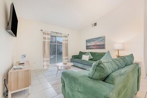 TV - Cozy Kissimmee Retreat with Private Pool, Near Disney & Universal Studios (Kissimmee)