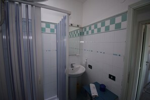 Douche, séchoir à cheveux, bidet