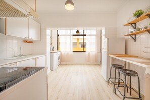 Fridge, microwave, oven, dishwasher - GuestReady - A sweet home near the beach (Costa da Caparica)