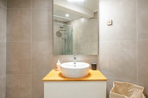 Een douche, een haardroger, handdoeken, zeep