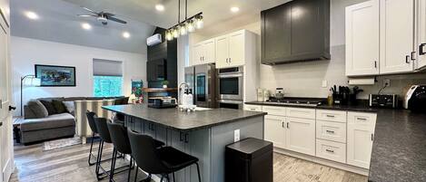 Réfrigérateur, four à micro-ondes, un four, surface de cuisson