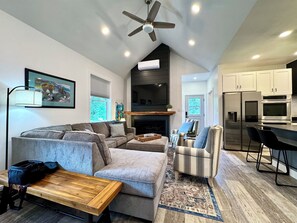 Una Smart TV, una chimenea, videojuegos, libros