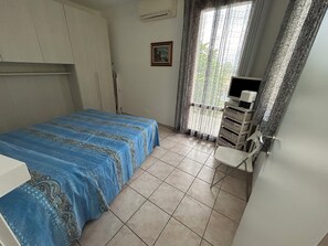 1 quarto, ferros/tábuas de passar roupa, roupa de cama
