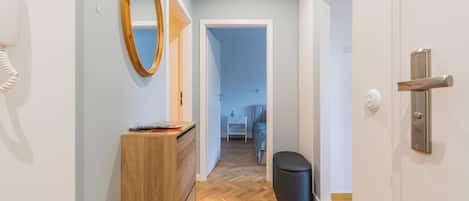 Appartement classique | Aire de séjour | Téléviseur à écran plat de 40 po avec télévision par satellite