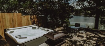 Cottage on Little Blue Lake with Hot Tub!
