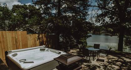 Cottage on Little Blue Lake with Hot Tub!