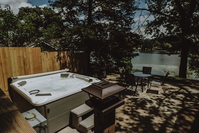 Cottage on Little Blue Lake with Hot Tub!
