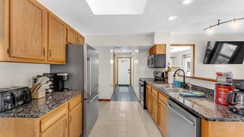 Geladeira, micro-ondas, fogão, cooktop