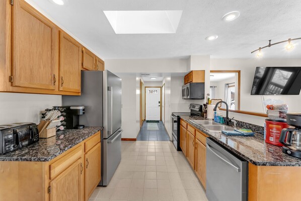 Frigorífico, microondas, horno y placa de cocina