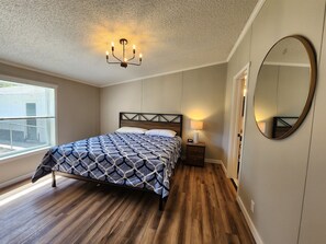 3 bedrooms, desk, free WiFi, bed sheets