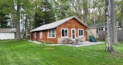 Whalen Lake Log Cabin, Wi-Fi, Lakefront, Kayaks