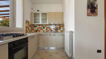 KĂŒhlschrank, Herdplatte, Kochgeschirr/Geschirr/Besteck