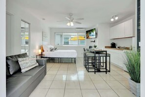 Iron/ironing board, free WiFi, bed sheets - Sunlit Studio Escape: Hollywood Haven, sleeps 4! (Hollywood)