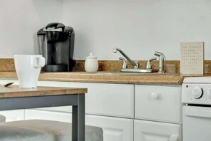 Refrigerador, microondas, parrilla de estufa y cafetera y tetera 