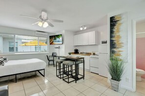 Bureau, fer et planche à repasser, lit parapluie, Wi-Fi gratuit