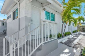 Exterior detail - Sunlit Studio Escape: Hollywood Haven, sleeps 4! (Hollywood)