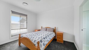 3 bedrooms, iron/ironing board, WiFi, bed sheets - Basin Escape - short walk to the waters edge. (Erowal Bay)