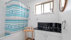 Shower, hair dryer, towels - Basin Escape - short walk to the waters edge. (Erowal Bay)
