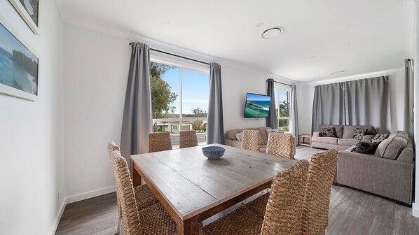 Dining - Basin Escape - short walk to the waters edge. (Erowal Bay)