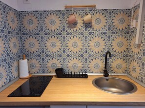 Réfrigérateur, micro-ondes, plaque de cuisson, cafetière/bouilloire