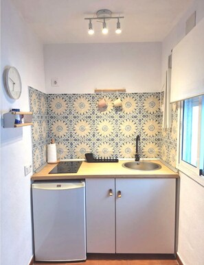 Kjøleskap, mikrobølgeovn, kokeplater og kaffetrakter/tekoker