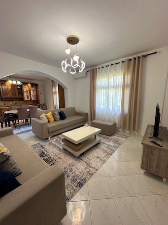 Smart TV, fireplace. Family - sized villa , pet friendly , city and castle view with a big garden !