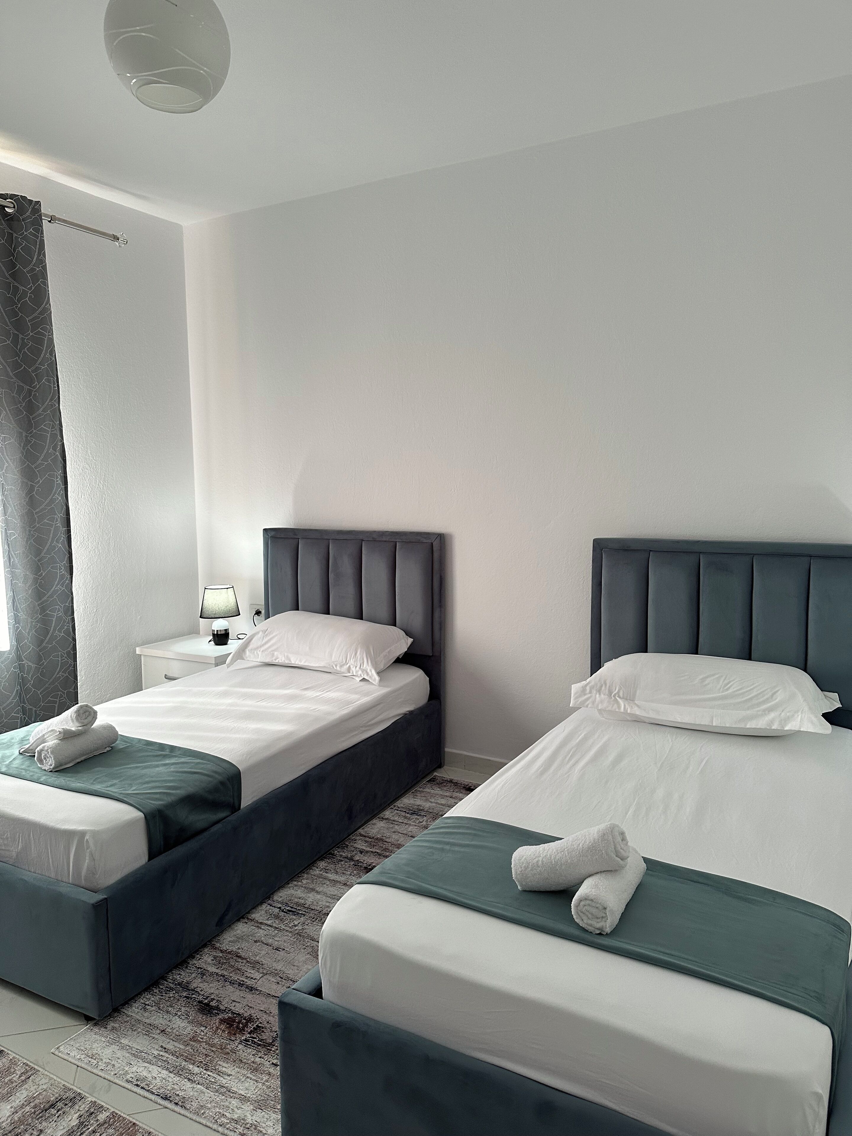 2 habitaciones, tabla de planchar con plancha, wifi y ropa de cama 