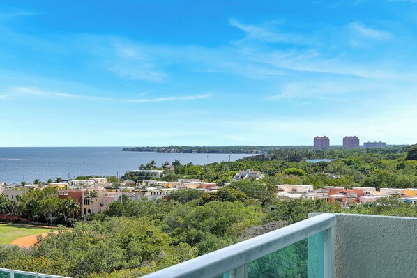 Comfort Studio Suite, Ocean View | Balcony