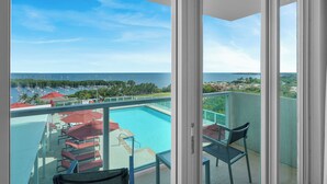 A balcony with a view of a swimming pool and marina. - Amazing SEA VIEW Studio (Miami)