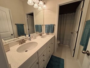 Douche, sèche-cheveux, serviettes fournies