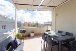 Outdoor dining - Saint Peter View Penthouse (Rome)