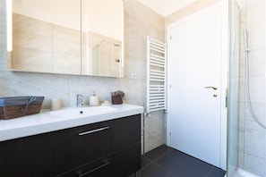 Shower, hair dryer, bidet, towels - Saint Peter View Penthouse (Rome)