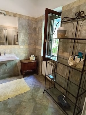 Douche, sèche-cheveux, bidet, serviettes fournies