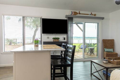 Romantic Waterfront Getaway
 1st Floor Deep Water Views