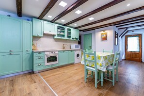 Fridge, microwave, stovetop, dishwasher - Almost directly on the beach in the old town with many alleyways (Baska)