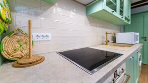 A kitchen with a built-in stove, a microwave, and a sink. - Almost directly on the beach in the old town with many alleyways (Baska)